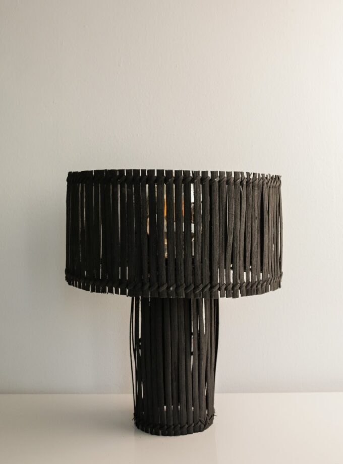 LAMPE A POSER EN ROTIN NOIR