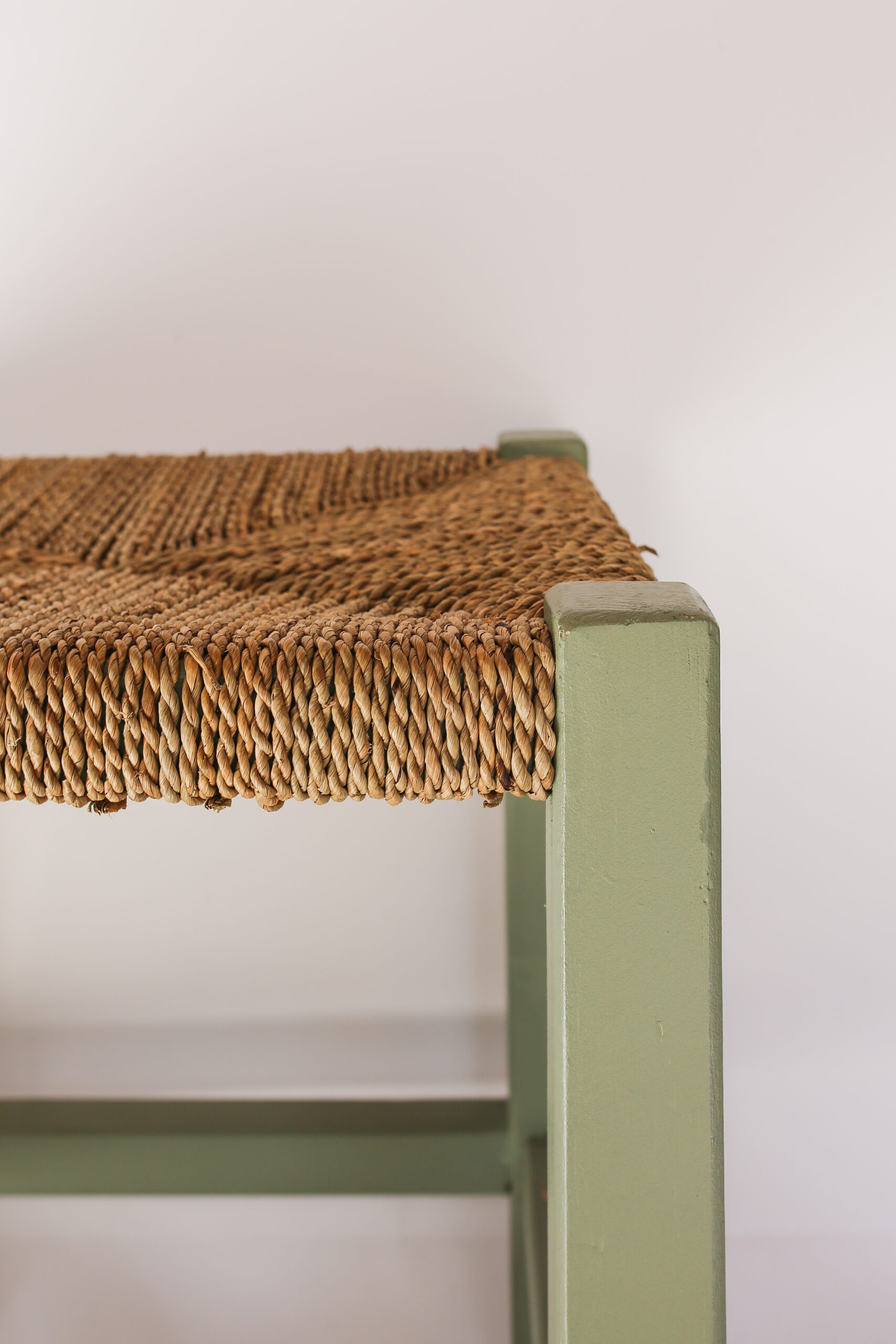 TABOURET EN BOIS DE PIN TRESSÉ – Image 4