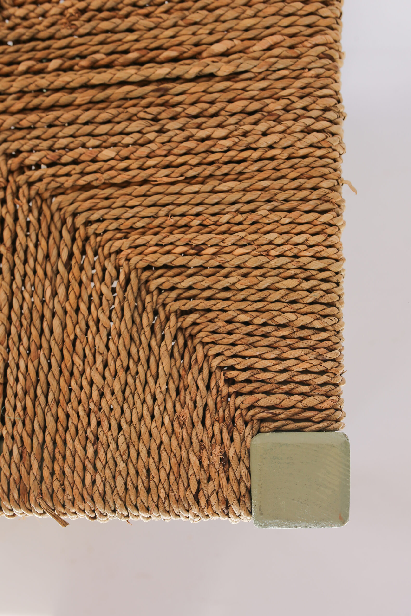 TABOURET EN BOIS DE PIN TRESSÉ – Image 5