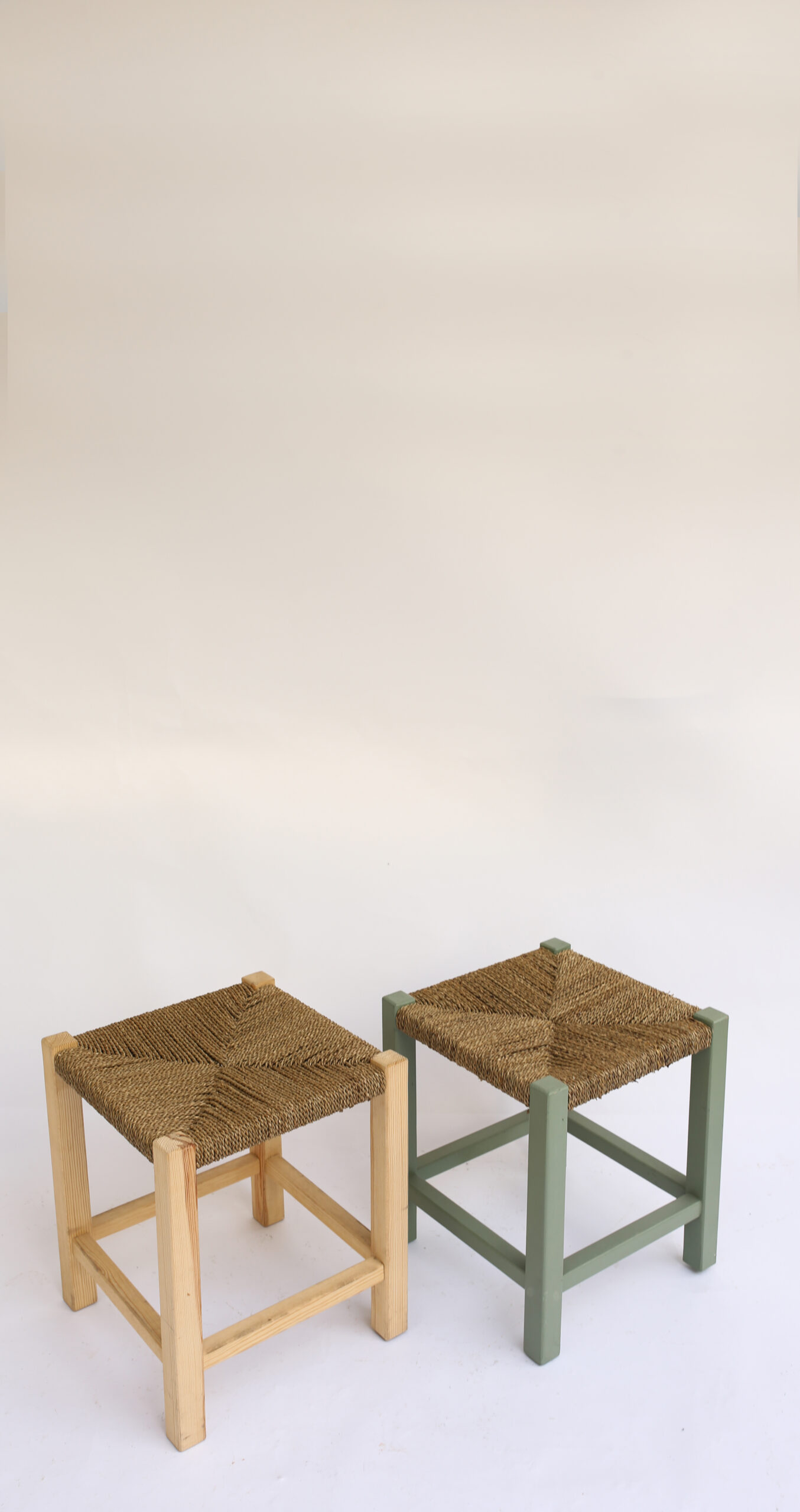 TABOURET EN BOIS DE PIN TRESSÉ – Image 2