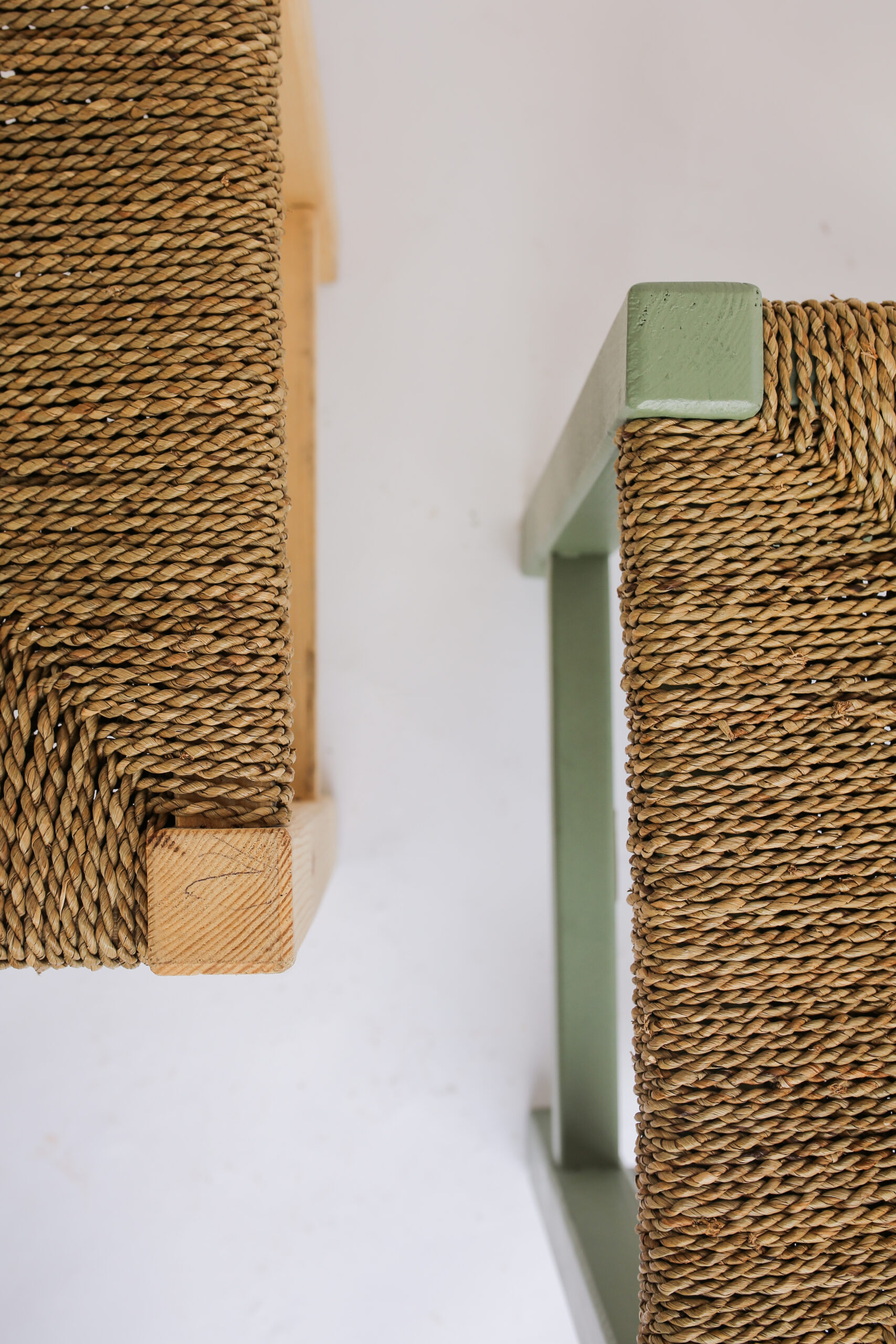 TABOURET EN BOIS DE PIN TRESSÉ – Image 3
