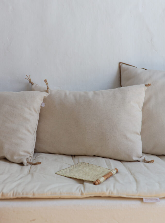 COUSSIN AVEC POMPONS