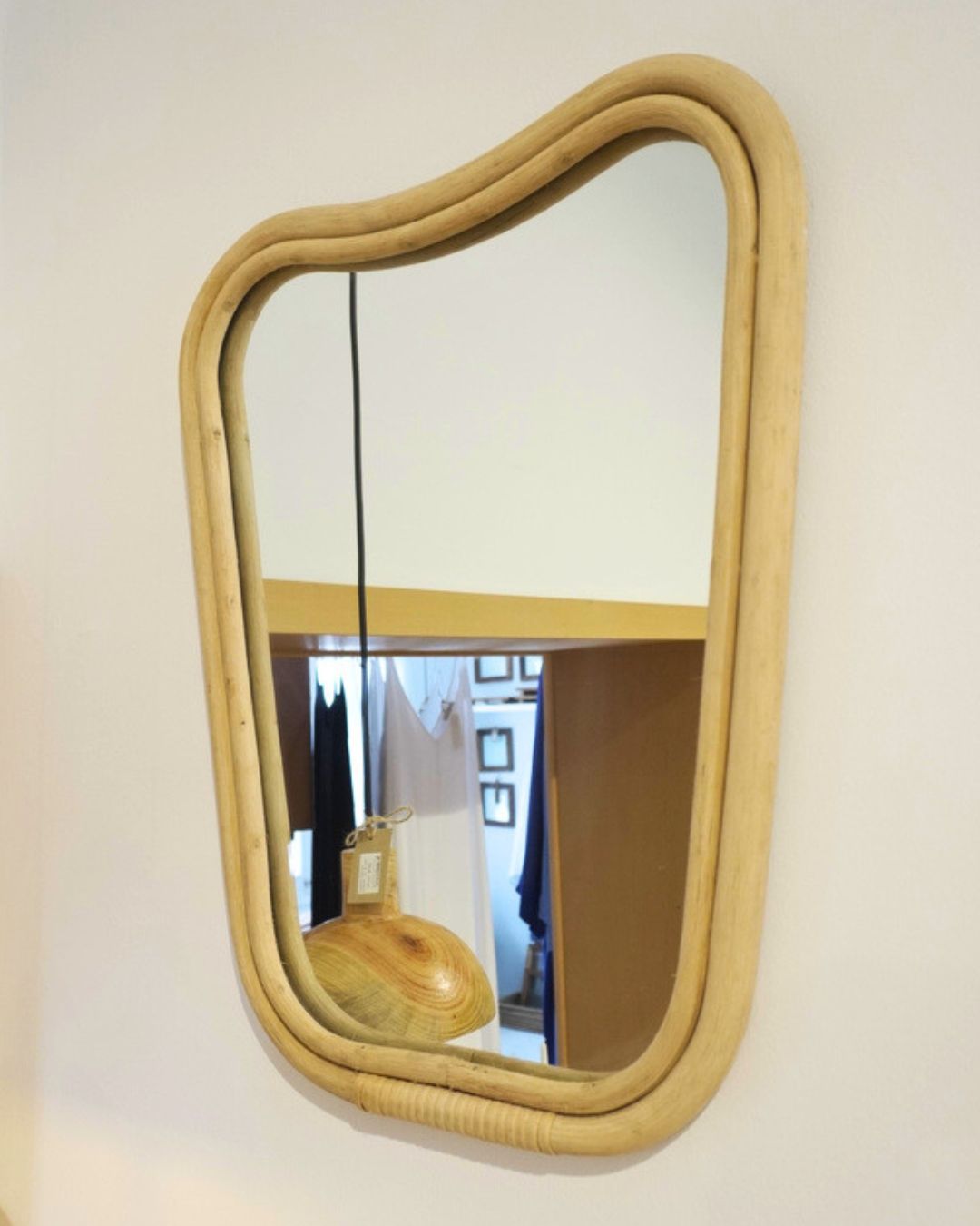 MIROIR MURAL AVEC SON CADRE EN ROTIN NATUREL – Image 2
