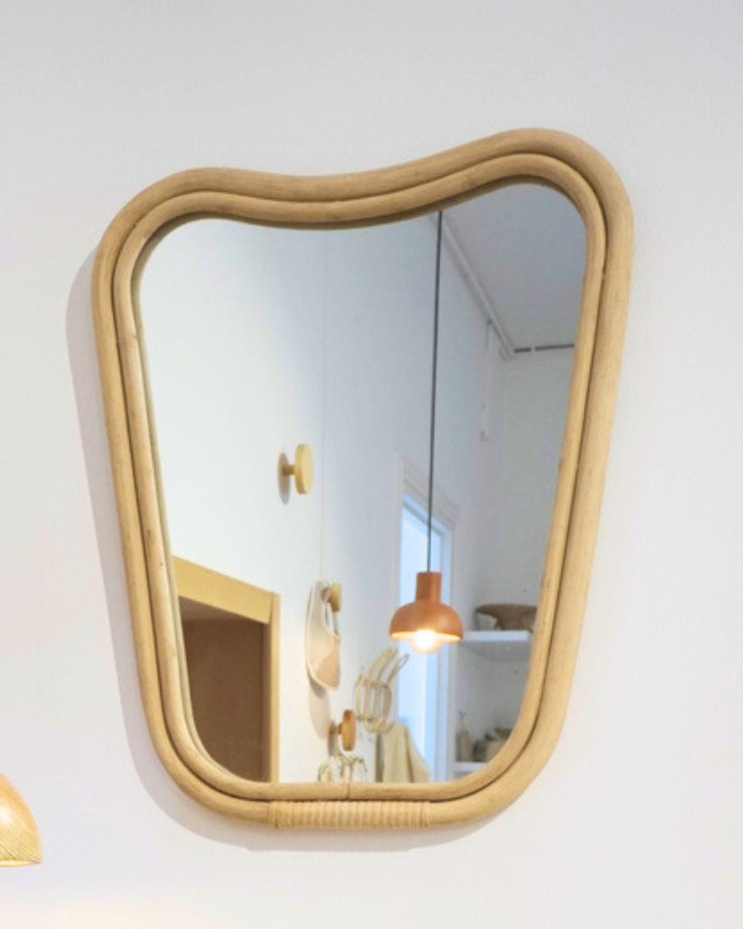 MIROIR MURAL AVEC SON CADRE EN ROTIN NATUREL – Image 4