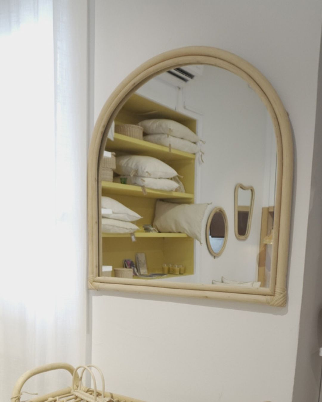 MIROIR MURAL AVEC SON CADRE EN ROTIN NATUREL – Image 4